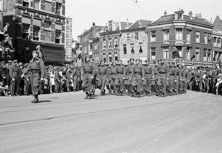 831626 Afbeelding van de Memorial D-Day Parade met militairen van de 3rd Canadian Infantry Division in de Potterstraat ...